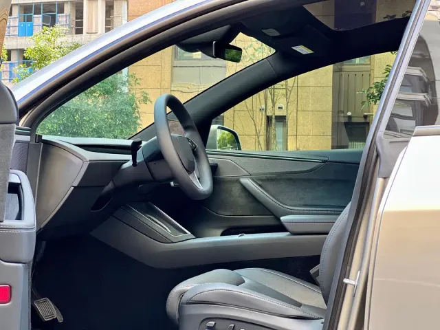 Tesla Model Y L — Фото автомобиля 4