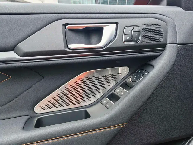 Ford Explorer — Фото автомобиля 10