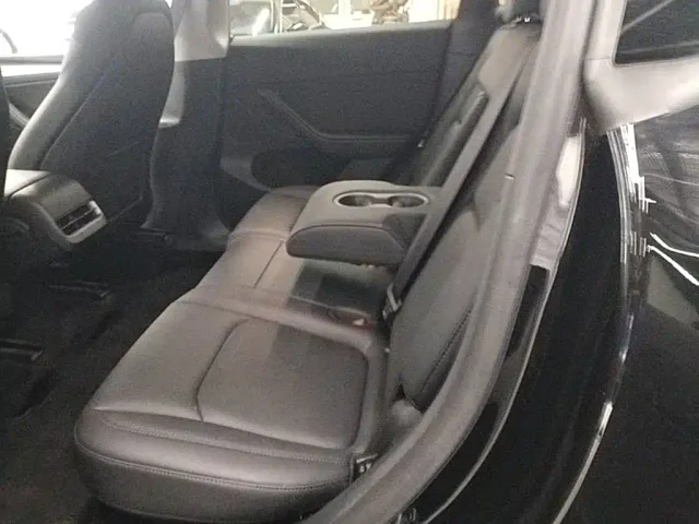 Tesla Model Y — Фото автомобиля 16