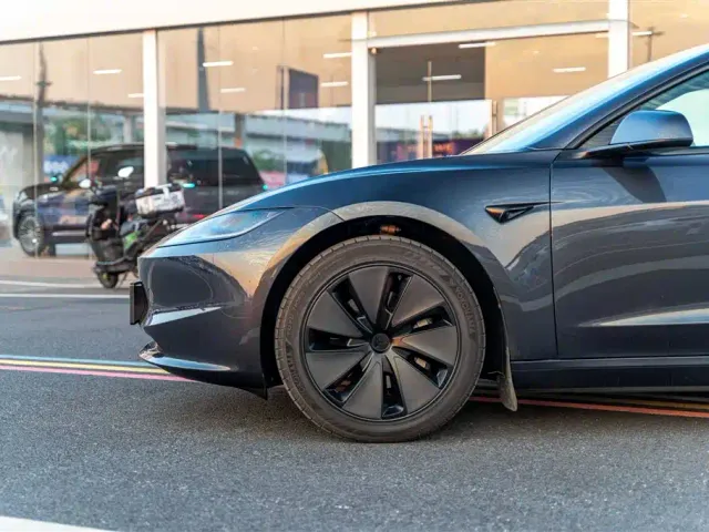 Tesla Model 3 — Фото автомобиля 4