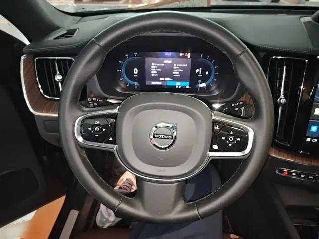 Volvo XC60 — Фото автомобиля 10