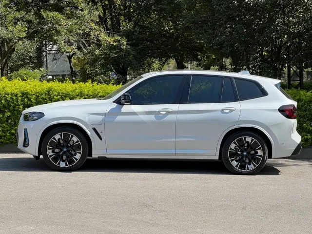 BMW iX3 — Фото автомобиля 2