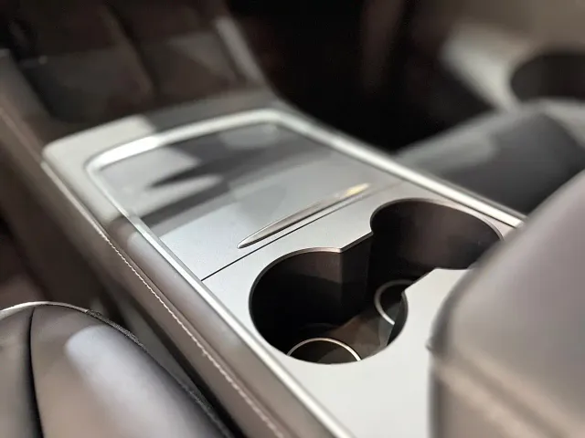 Tesla Model Y — Фото автомобиля 13