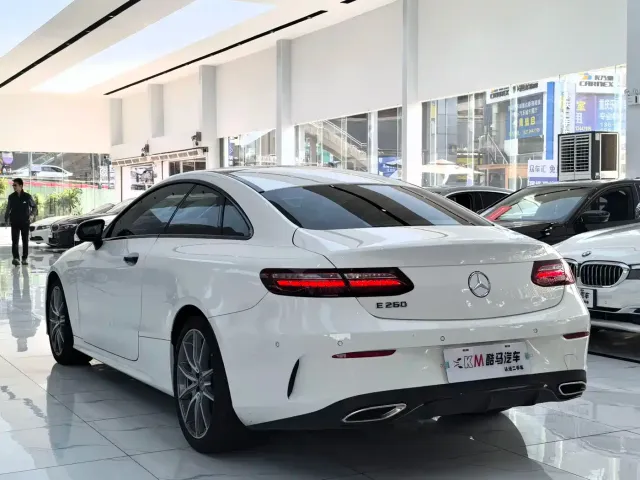 Mercedes-Benz E-Class — Фото автомобиля 12