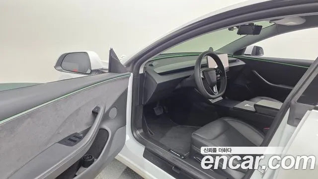 Tesla Model 3 — Фото автомобиля 10