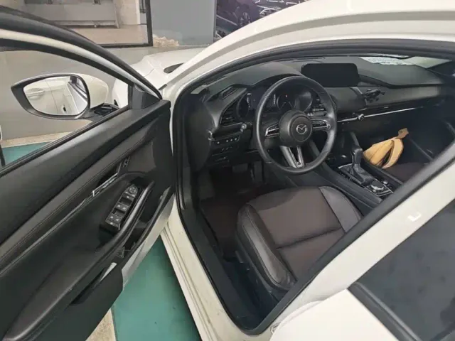 Mazda Axela — Фото автомобиля 15