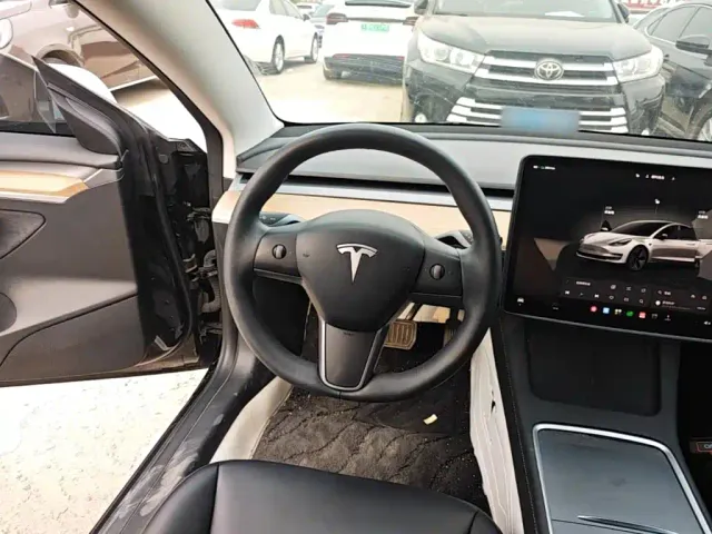 Tesla Model 3 — Фото автомобиля 6