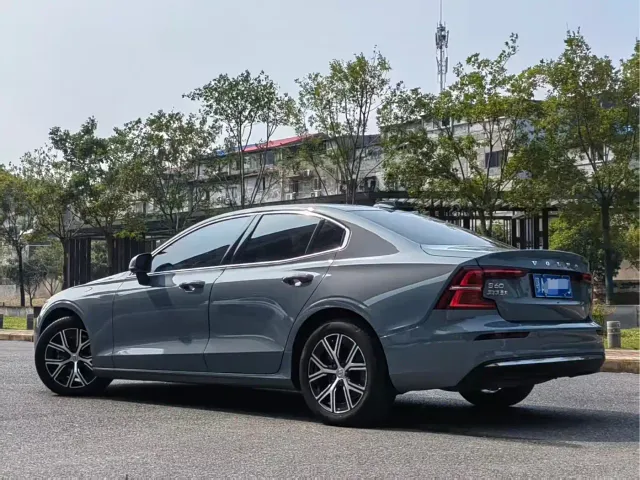 Volvo S60 — Фото автомобиля 9
