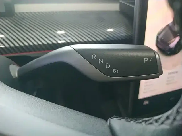 Tesla Model Y — Фото автомобиля 13