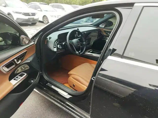 Mercedes-Benz E-Class — Фото автомобиля 4