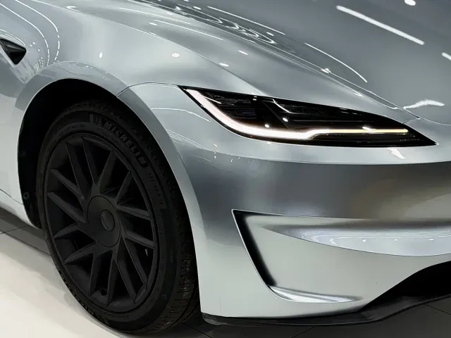 Tesla Model 3 — Фото автомобиля 16