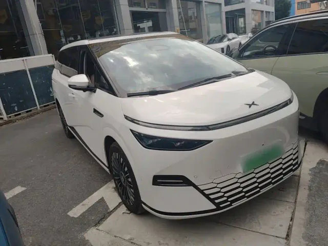 Xpeng X9 — Фото автомобиля 3