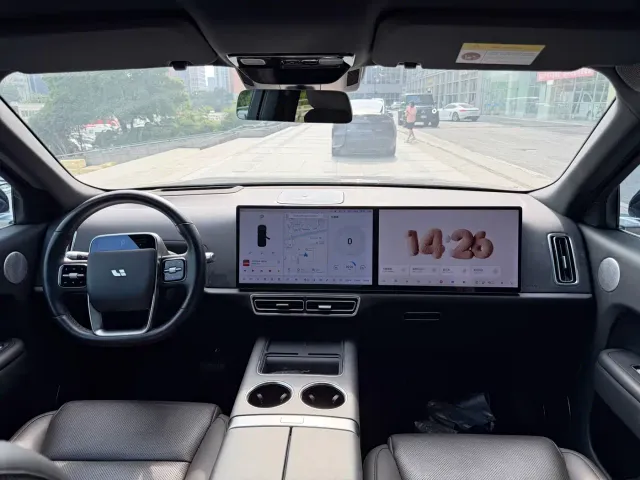 Li Auto L8 — Фото автомобиля 10