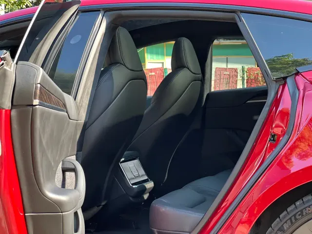 Tesla Model S — Фото автомобиля 9