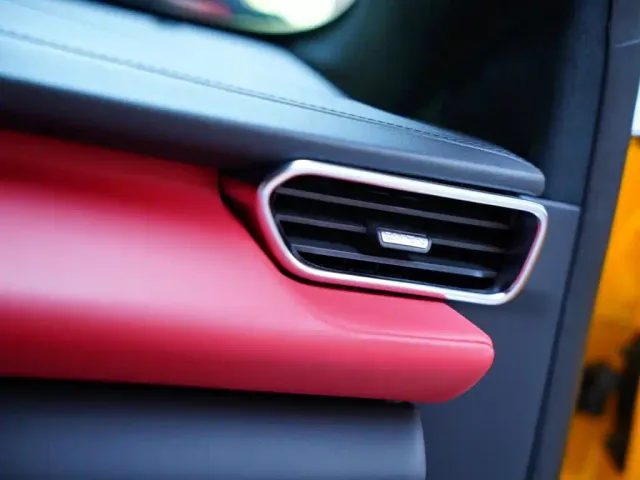 Lotus Emira — Фото автомобиля 30