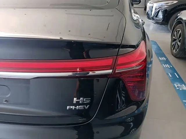 Hongqi H5 PHEV — Фото автомобиля 7