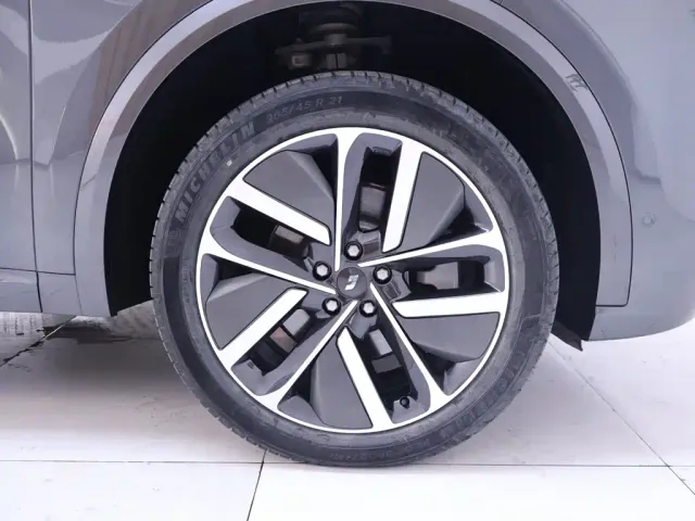 Li Auto L9 — Фото автомобиля 6