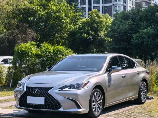 Фотография автомобиля — Lexus ES