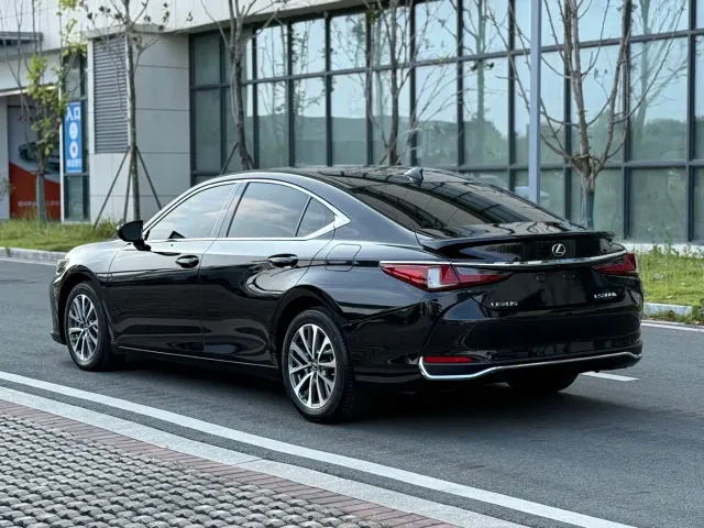 Lexus ES — Фото автомобиля 4