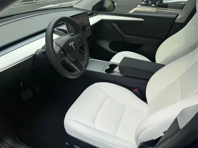 Tesla Model Y — Фото автомобиля 4