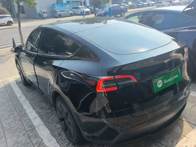 Tesla Model Y — Фото автомобиля 4