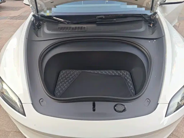 Tesla Model 3 — Фото автомобиля 16