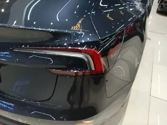 Tesla Model 3 — Фото автомобиля 7