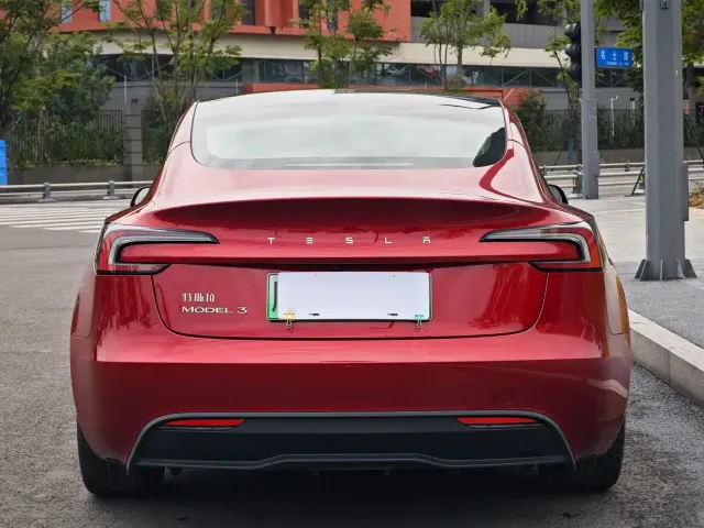 Tesla Model 3 — Фото автомобиля 19