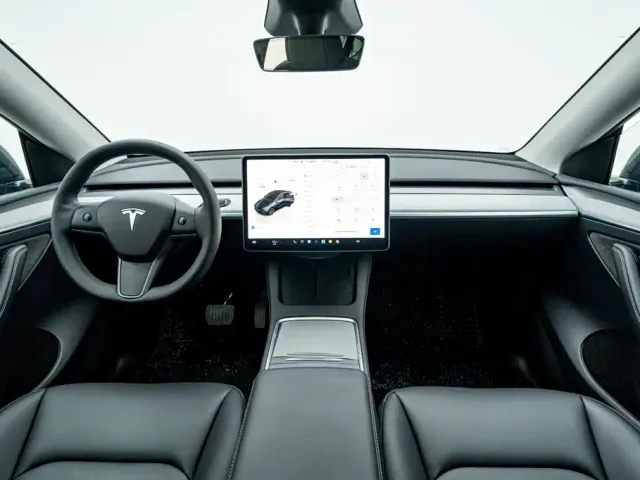 Tesla Model Y — Фото автомобиля 17