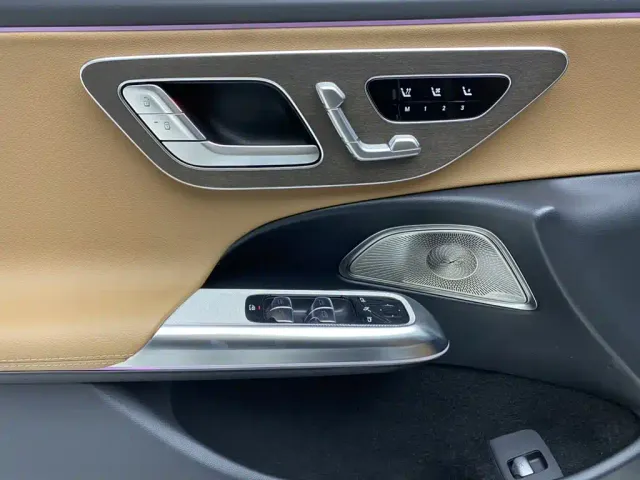 Mercedes-Benz E-Class — Фото автомобиля 27