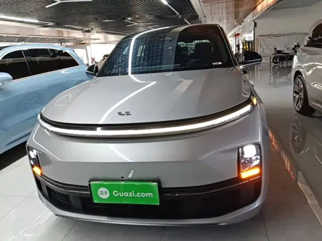 Li Auto L8 — Фото автомобиля 2