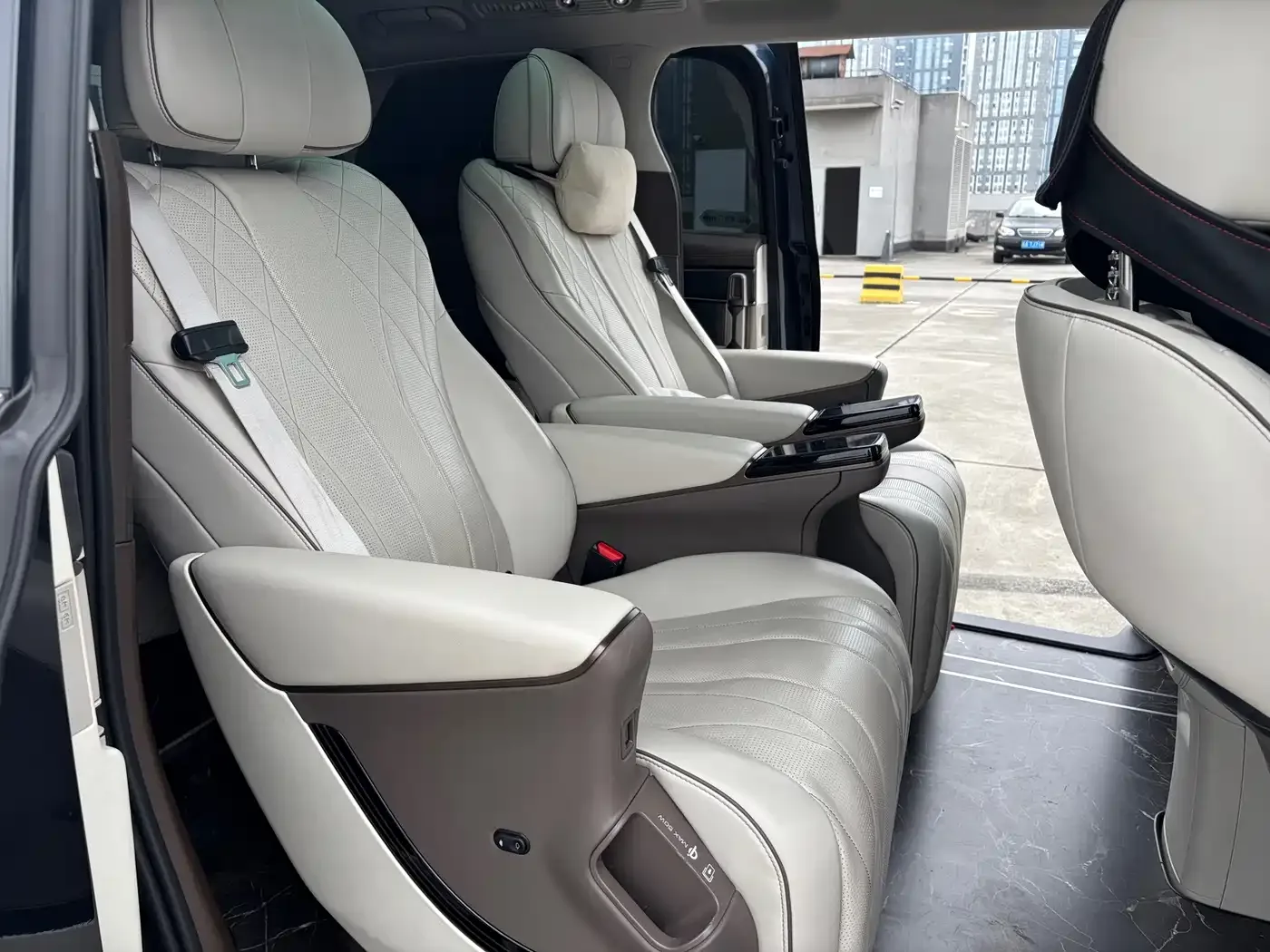 Denza Denza D9 2022 DM-i 1040 Premium — Фото автомобиля 14