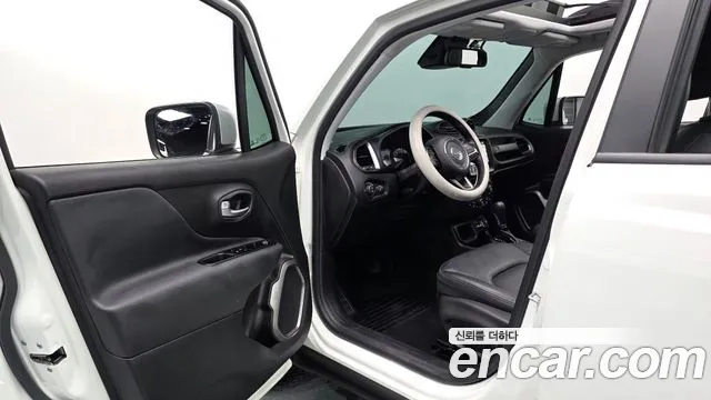 Jeep Renegade — Фото автомобиля 10