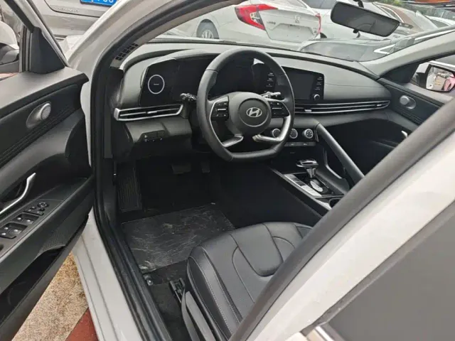 Hyundai Elantra — Фото автомобиля 15