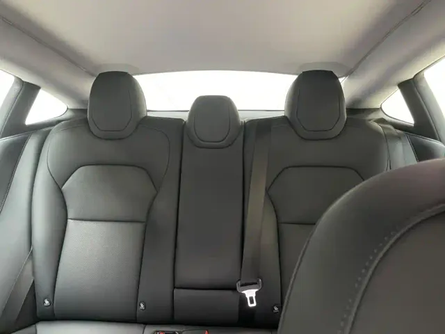 Tesla Model 3 — Фото автомобиля 9