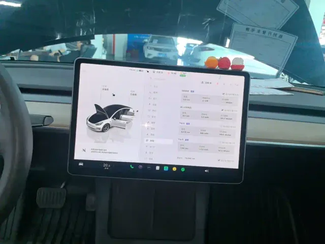 Tesla Model 3 — Фото автомобиля 12