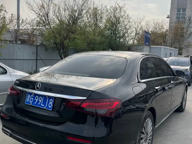Mercedes-Benz E-Class — Фото автомобиля 3