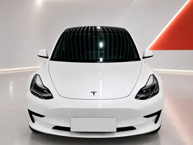 Tesla Model 3 — Фото автомобиля 2
