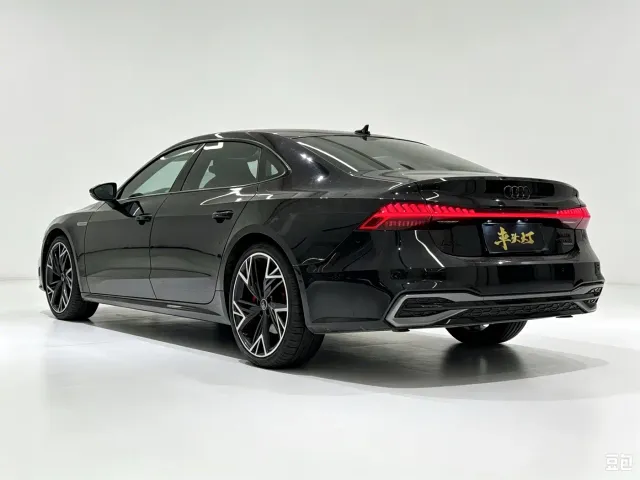 Audi A7L — Фото автомобиля 10
