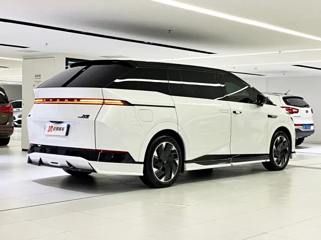 Xpeng X9 — Фото автомобиля 3