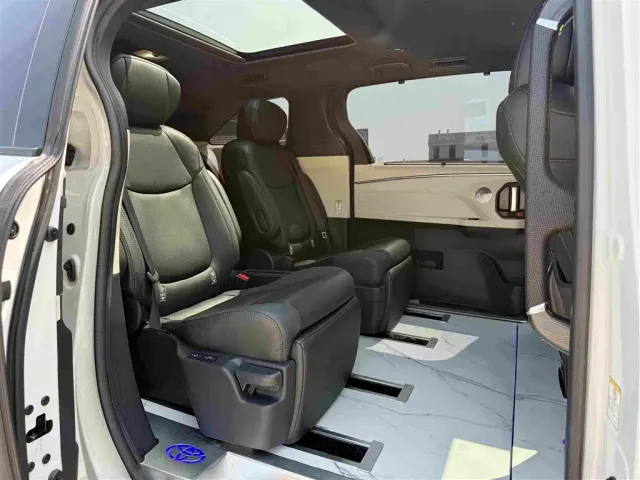 Toyota Sienna — Фото автомобиля 19