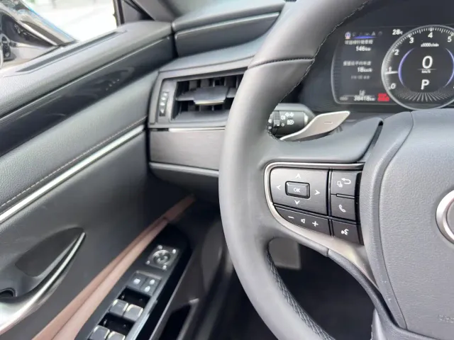 Lexus ES — Фото автомобиля 13