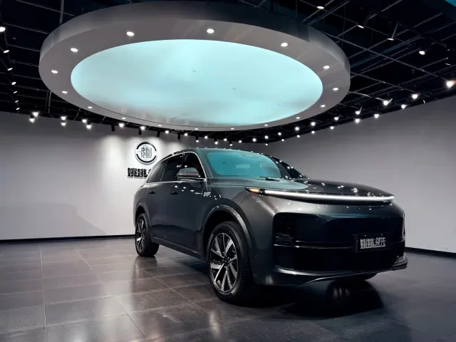 Li Auto L8 — Фото автомобиля 11