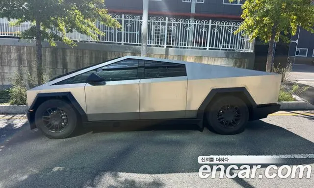 Tesla Cybertruck — Фото автомобиля 3