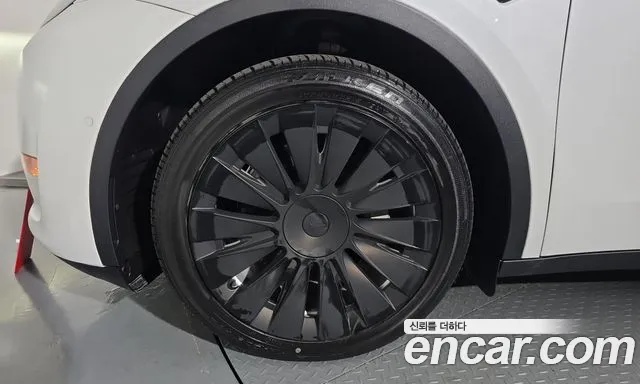 Tesla Model Y — Фото автомобиля 5
