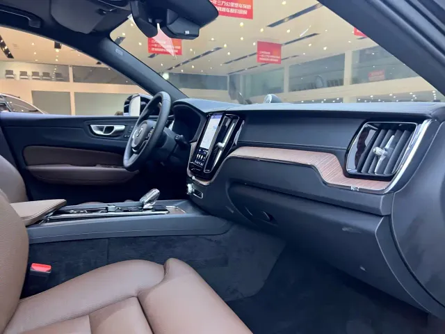 Volvo XC60 — Фото автомобиля 23