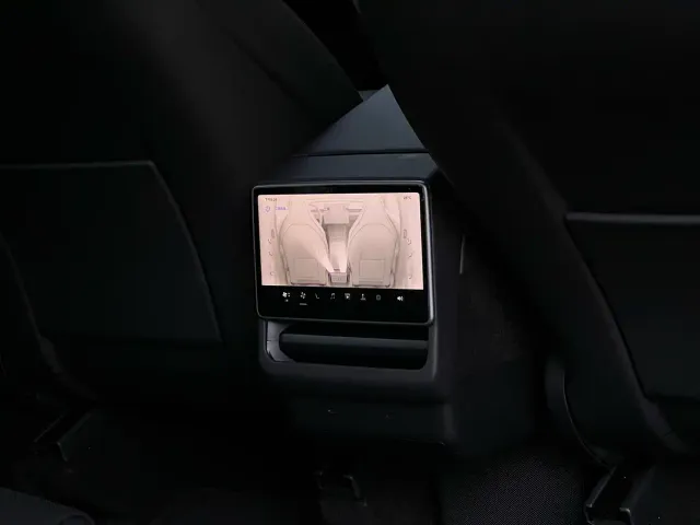 Tesla Model Y L — Фото автомобиля 16