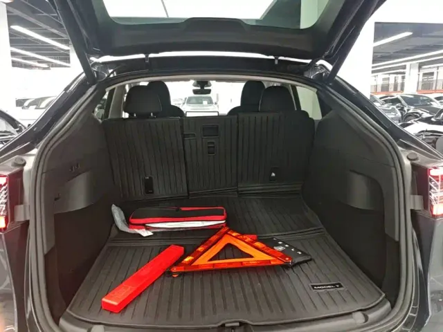 Tesla Model Y — Фото автомобиля 18