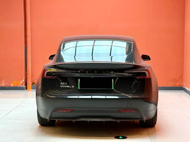 Tesla Model 3 — Фото автомобиля 12