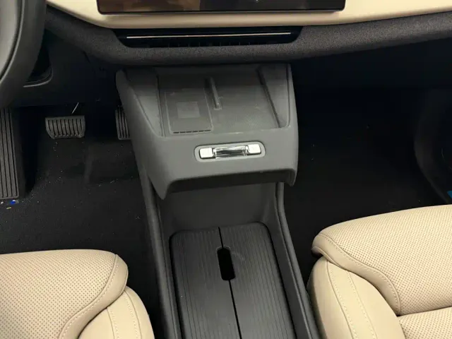 Volvo XC70 Plug-in Hybrid — Фото автомобиля 12